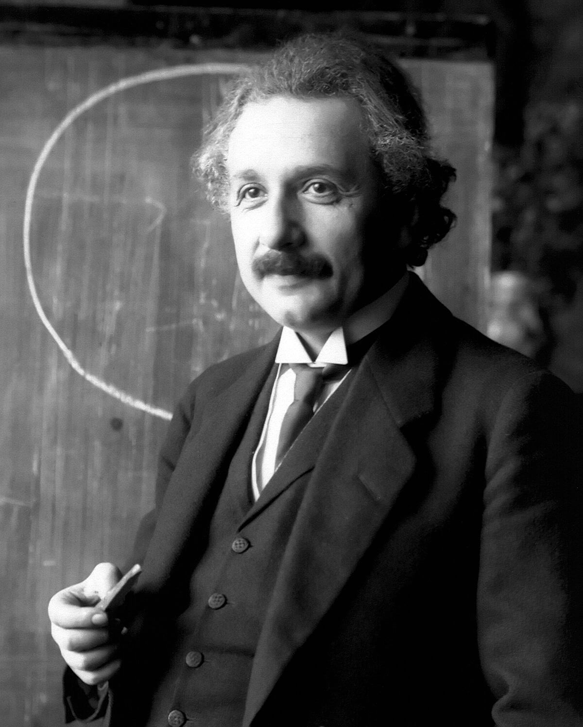 Albert Einstein Là một nhà vật lý, nổi tiếng nhất với Thuyết tương đối và Phương trình E = MC^2